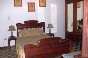 double bed, colonial style
